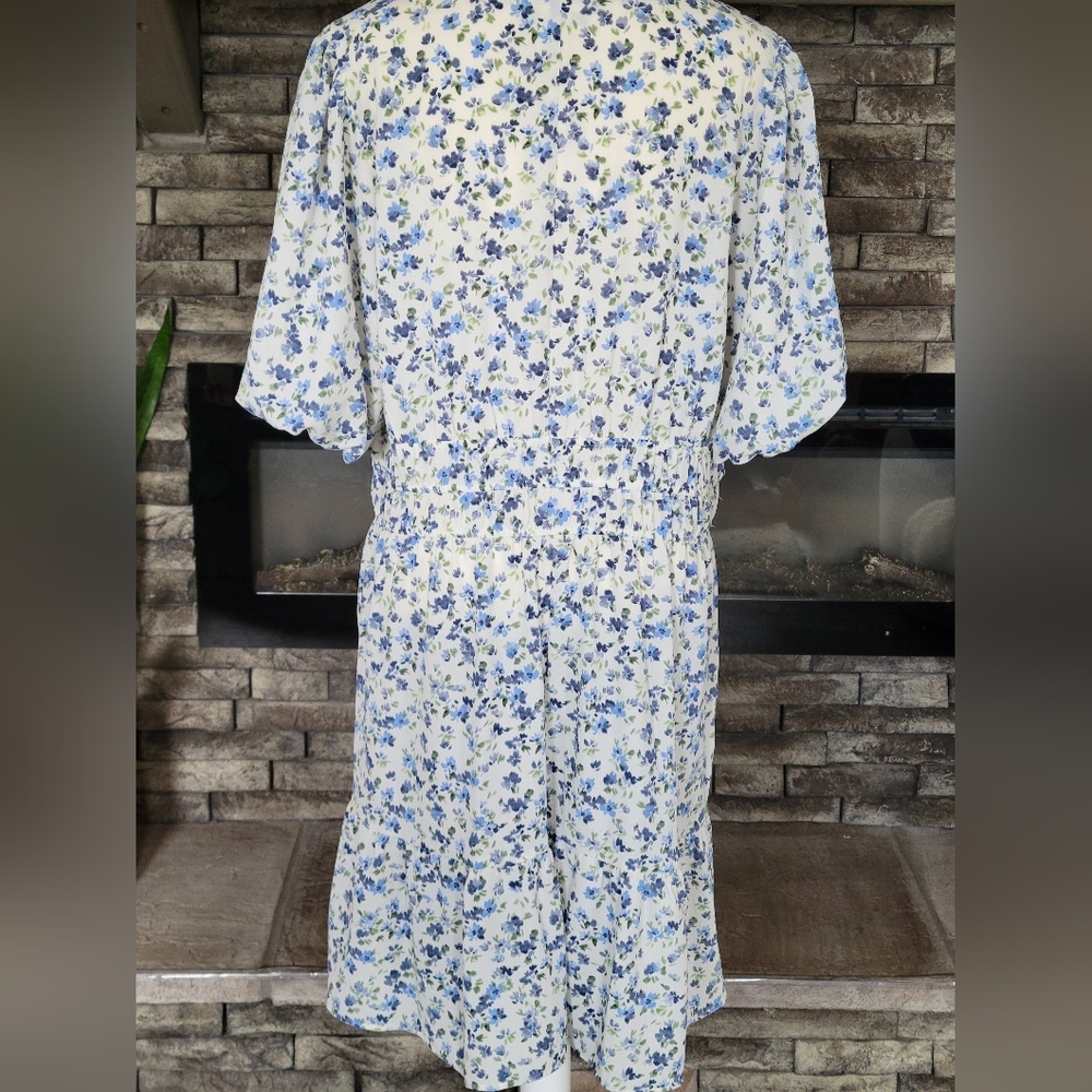 Kate and Lily NWOT  Feminine Floral Print Mid Length Dress Size 2X Blue & White - Picture 3 of 11